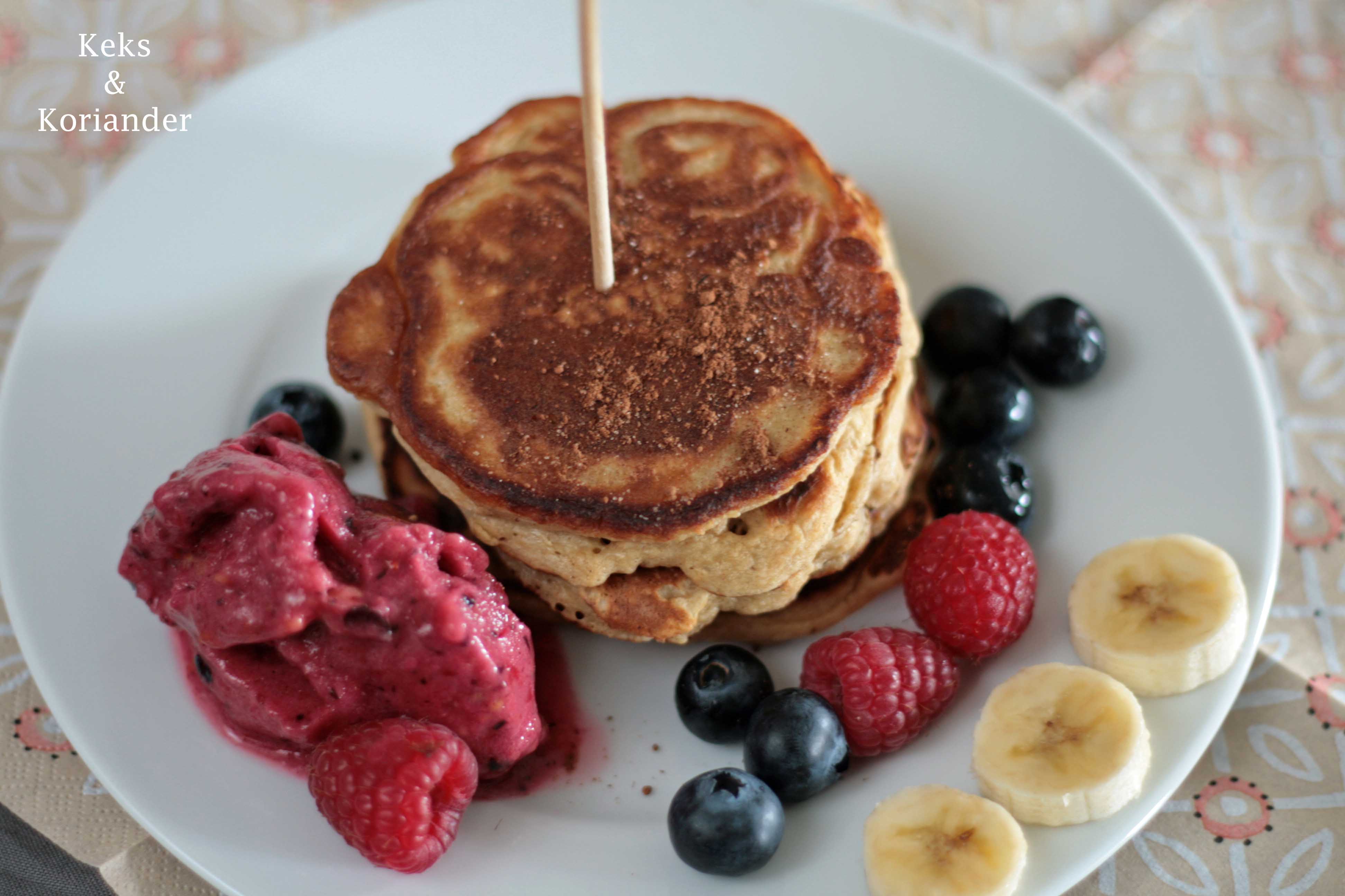 Gesunde Pancakes ohne Mehl mit Nicecream very berry aus Beeren und Banane