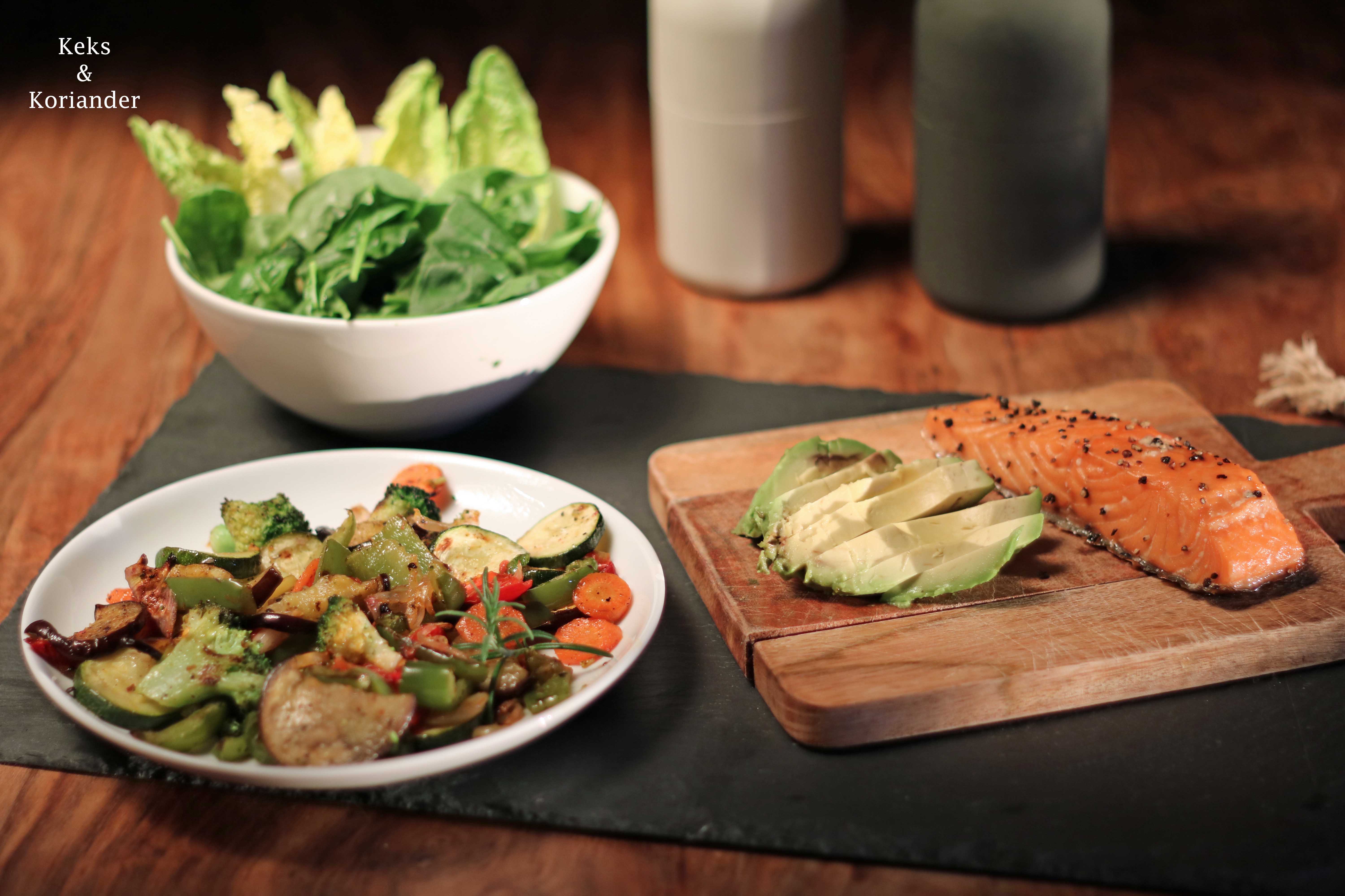 Pitabrot gefüllt mit Lachs, Ofengemüse und Avocado