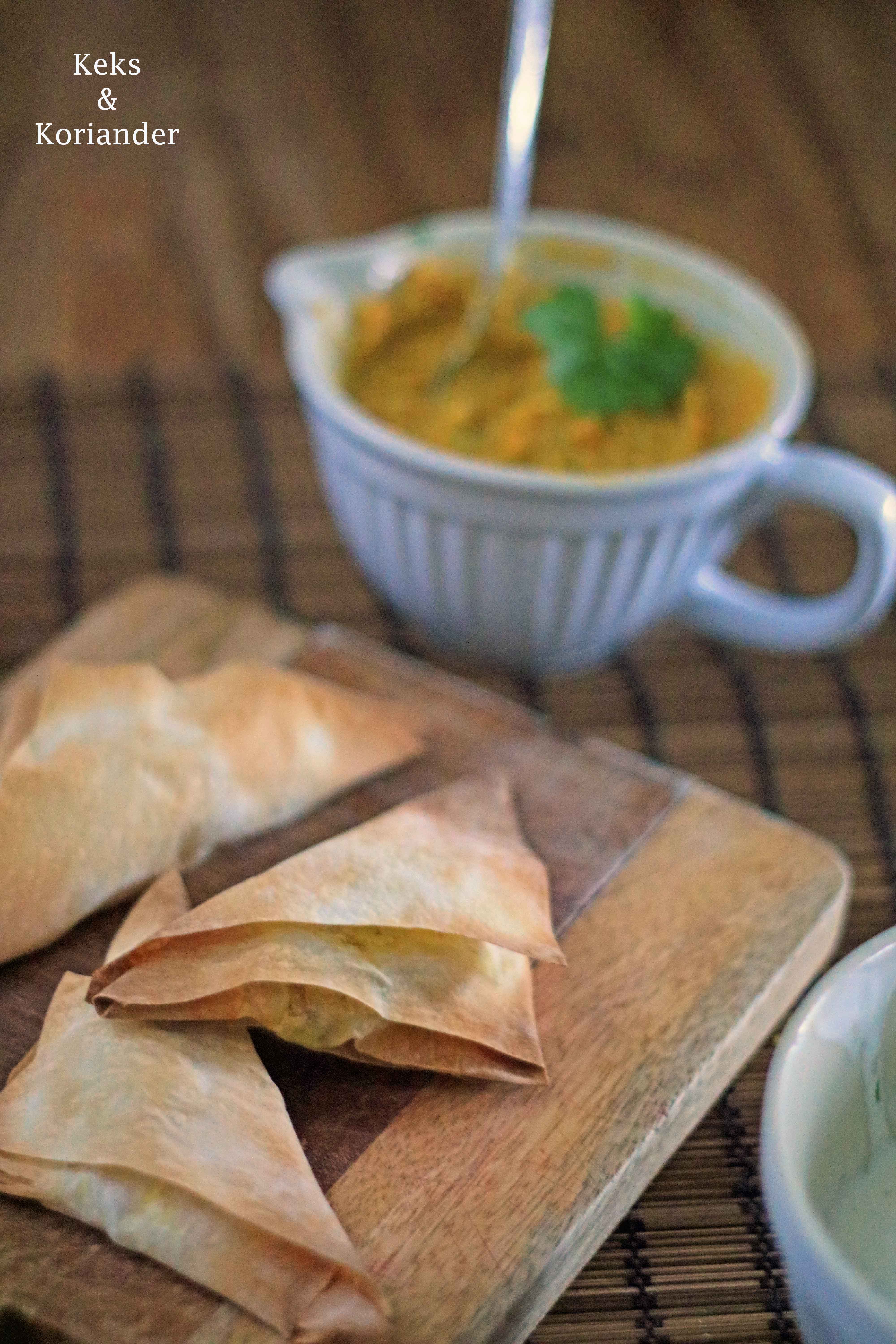 Schnell gemachte Samosas mit Süßkartoffeln, Möhren und Paprika, dazu ...