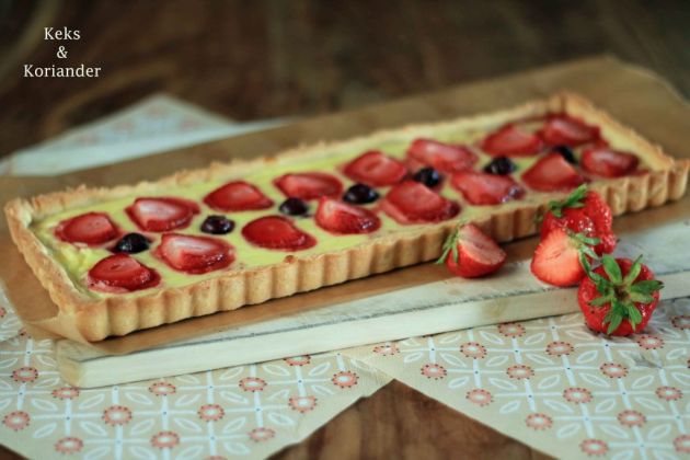 Puddingtarte mit Beeren Erdbeeren, Blaubeerem Vanillepudding