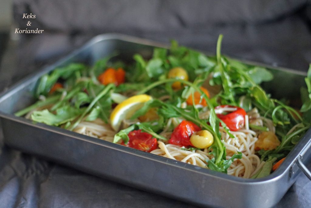 Eat healthy: Vollkornspaghetti mit gebackenen Tomaten und ...