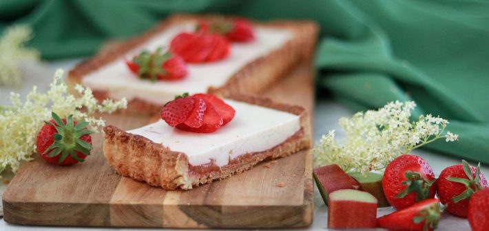 Erdbeer-Rhabarber-Tarte mit Panna Cotta und Holunderblüte - Keks ...