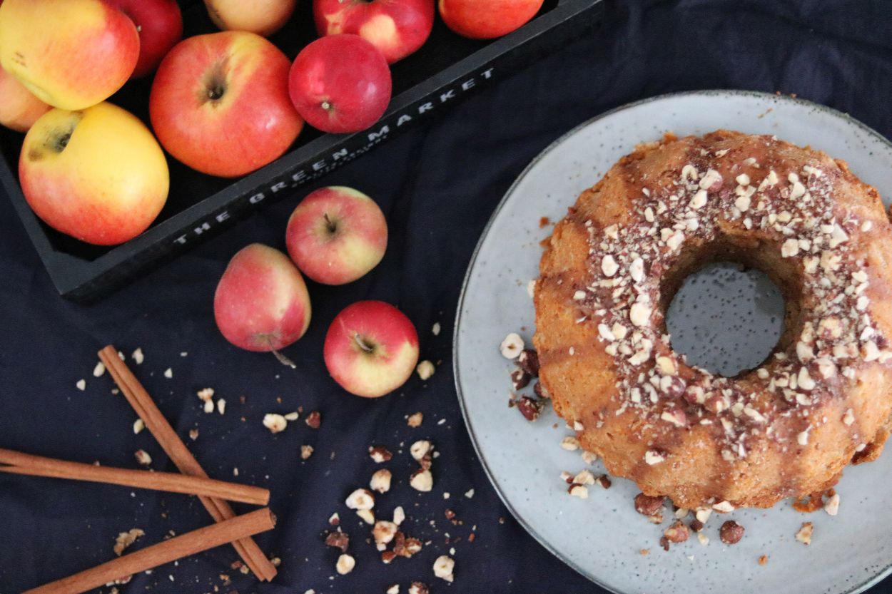 Zum Tag des Guglhupfs: Apfel-Nuss-Gugl mit Zimtguss - Keks &amp; Koriander