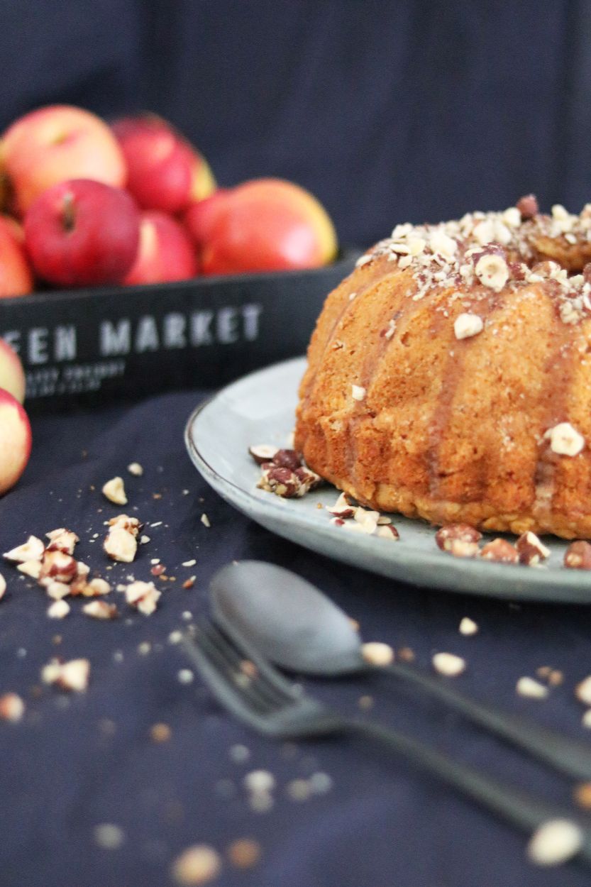 Zum Tag des Guglhupfs: Apfel-Nuss-Gugl mit Zimtguss - Keks &amp; Koriander