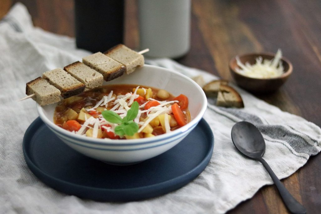 Ribollita toskanische Gemüsesuppe mit Bohnen und Tomaten