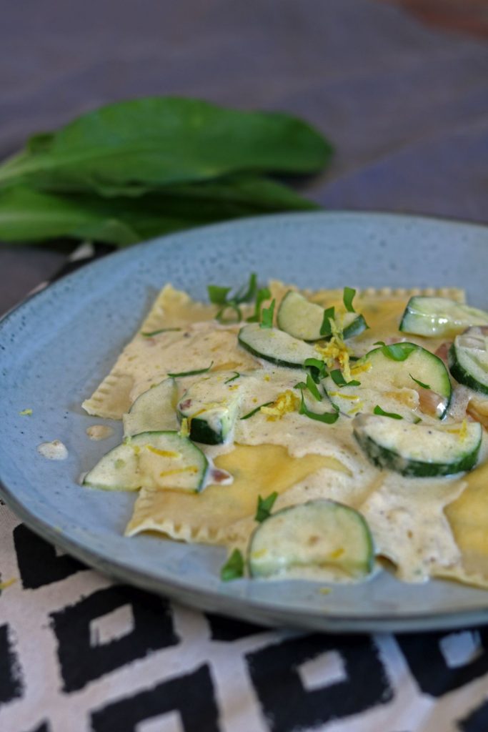 Bärlauch-Zitronen-Ravioli mit Sahnesoße und Zucchini - Keks &amp; Koriander