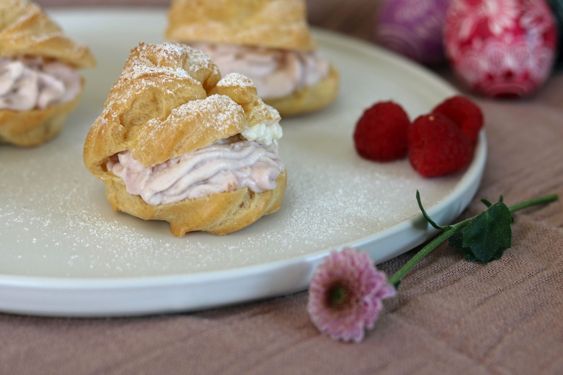 Zarte Windbeutel mit Himbeer-Vanillecreme - Keks &amp; Koriander