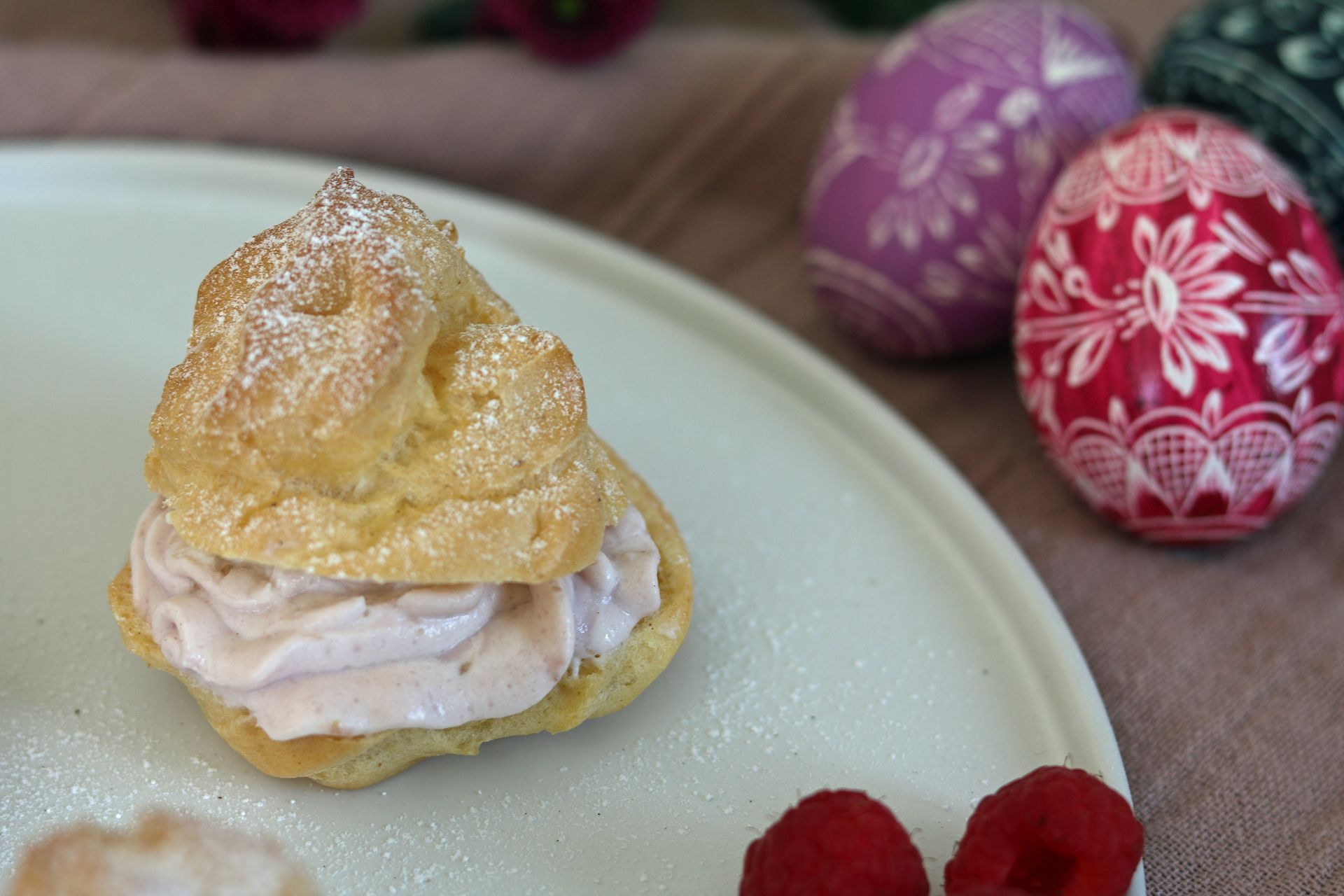 Zarte Windbeutel mit Himbeer-Vanillecreme - Keks &amp; Koriander